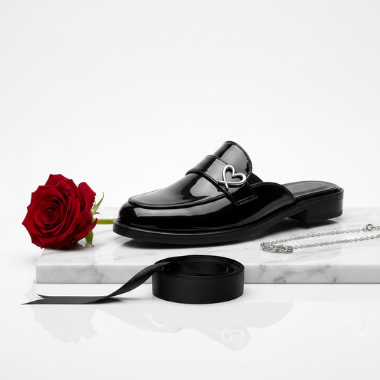 mule-loafer-charol-negro-corazon-still-life-marmol